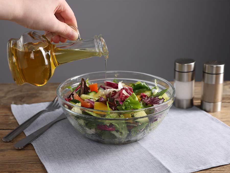 Sabor y aroma de un aceite de oliva virgen extra de calidad sobre ensalada