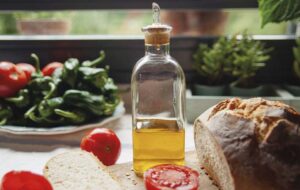 aceite de oliva virgen extra en cocina natural con luz suave